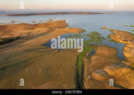 Ein Sonnenuntergang über dem Kariba-See in Simbabwe. Stockfoto