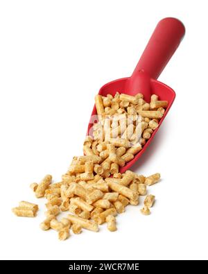Rote Schaufel mit Holzpellets isoliert auf weiß Stockfoto