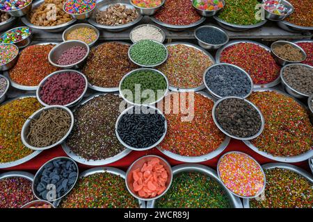 Ein Straßenstand mit indischen Snacks in der Altstadt von Ahmedabad, Indien. Stockfoto