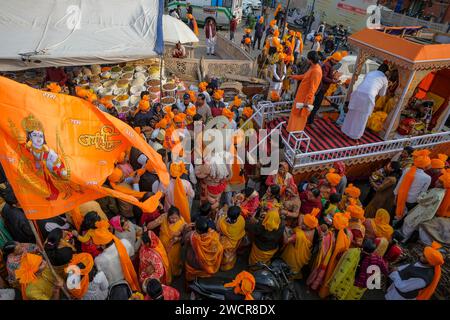 Jaipur, Indien - 31. Dezember 2023: Hanuman-Anhänger in einer Prozession in Jaipur, Indien. Stockfoto