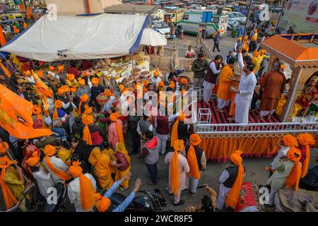 Jaipur, Indien - 31. Dezember 2023: Hanuman-Anhänger in einer Prozession in Jaipur, Indien. Stockfoto