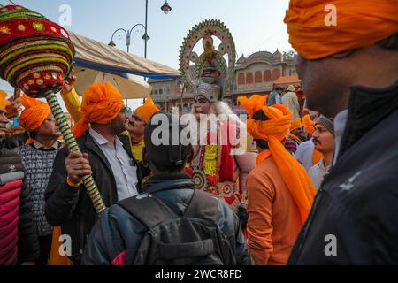 Jaipur, Indien - 31. Dezember 2023: Hanuman-Anhänger in einer Prozession in Jaipur, Indien. Stockfoto