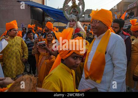 Jaipur, Indien - 31. Dezember 2023: Hanuman-Anhänger in einer Prozession in Jaipur, Indien. Stockfoto