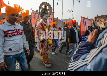 Jaipur, Indien - 31. Dezember 2023: Hanuman-Anhänger in einer Prozession in Jaipur, Indien. Stockfoto