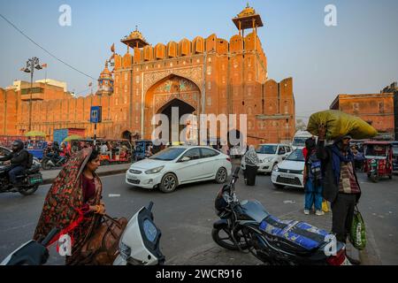 Jaipur, Indien - 1. Januar 2024: Blick auf das Chandpole Gate, eines der sieben Tore der Stadtmauer von Jaipur, Indien. Stockfoto