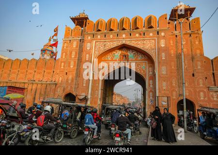 Jaipur, Indien - 1. Januar 2024: Blick auf das Chandpole Gate, eines der sieben Tore der Stadtmauer von Jaipur, Indien. Stockfoto