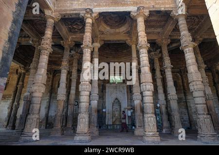 Ajmer, Indien - 3. Januar 2024: Adhai DIN Ka Jhonpra ist eine historische Moschee in der Stadt Ajmer in Rajasthan, Indien. Stockfoto