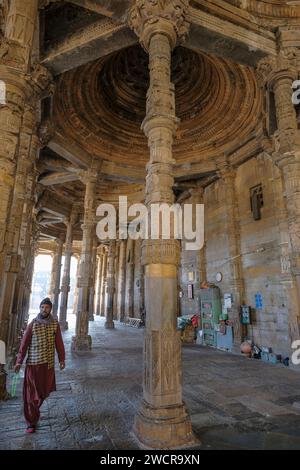 Ajmer, Indien - 3. Januar 2024: Adhai DIN Ka Jhonpra ist eine historische Moschee in der Stadt Ajmer in Rajasthan, Indien. Stockfoto