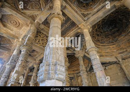 Ajmer, Indien - 3. Januar 2024: Adhai DIN Ka Jhonpra ist eine historische Moschee in der Stadt Ajmer in Rajasthan, Indien. Stockfoto