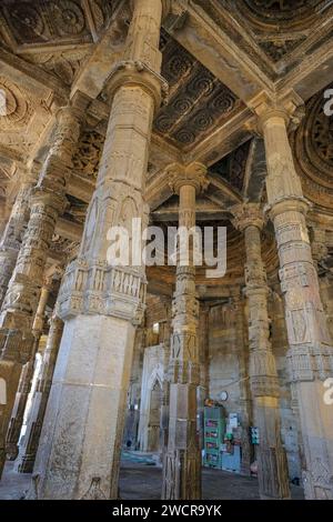 Ajmer, Indien - 3. Januar 2024: Adhai DIN Ka Jhonpra ist eine historische Moschee in der Stadt Ajmer in Rajasthan, Indien. Stockfoto