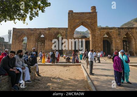 Ajmer, Indien - 3. Januar 2024: Adhai DIN Ka Jhonpra ist eine historische Moschee in der Stadt Ajmer in Rajasthan, Indien. Stockfoto