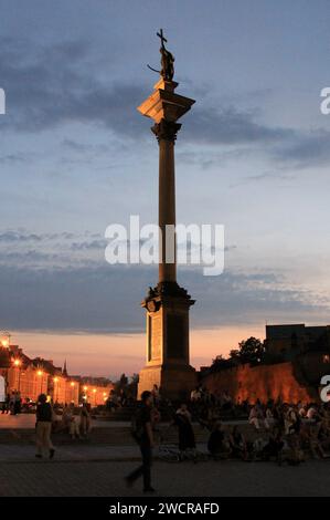 Sigismundssäule, ursprünglich 1644 errichtet, auf dem Schlossplatz, Blick in die Abenddämmerung, Warschau, Polen Stockfoto