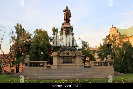 Adam Mickiewicz Monument, 1898 enthüllt, im Stadtteil Srodmiescie, Blick bei Sonnenuntergang, Warschau, Polen Stockfoto