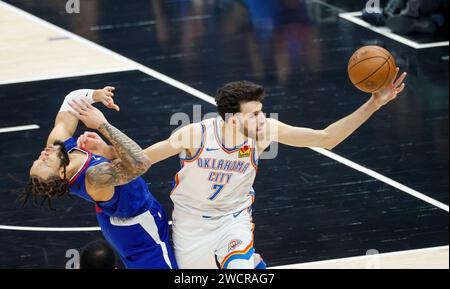 Los Angeles, Kalifornien, USA. Januar 2024. Chet Holmgren #7 von Oklahoma City Thunder stürzt sich während eines NBA-Basketballspiels in der Crypto.com Arena am Mittwoch, den 16. Januar 2024, in Los Angeles auf Amir Coffey #7 der Los Angeles Clippers. (Kreditbild: © Ringo Chiu/ZUMA Press Wire) NUR REDAKTIONELLE VERWENDUNG! Nicht für kommerzielle ZWECKE! Stockfoto