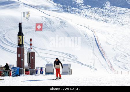 Davos, Schweiz. Januar 2024. Skibegeisterte Ski in Davos, Schweiz, 16. Januar 2024. Quelle: Meng Dingbo/Xinhua/Alamy Live News Stockfoto