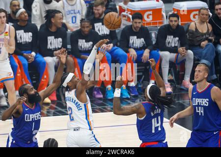 Los Angeles, Kalifornien, USA. Januar 2024. Oklahoma City Thunder's Shai Gilgeous-Alexander #2 schießt gegen die Los Angeles Clippers während eines NBA-Basketballspiels in der Crypto.com Arena am Mittwoch, den 16. Januar 2024, in Los Angeles. (Kreditbild: © Ringo Chiu/ZUMA Press Wire) NUR REDAKTIONELLE VERWENDUNG! Nicht für kommerzielle ZWECKE! Stockfoto