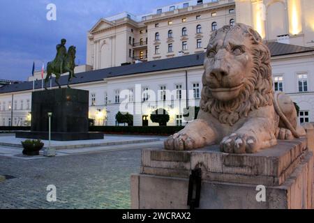 Steinlöwe bewacht Präsidentenpalast, Blick in die Abendbeleuchtung, Warschau, Polen Stockfoto