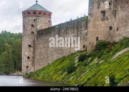 Olavinlinna (St. Olaf's Castle) ist eine dreitürmige Burg aus dem 15. Jahrhundert in Savonlinna Finnland Stockfoto