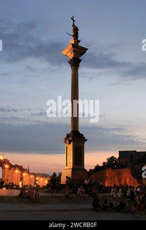 Sigismundssäule, ursprünglich 1644 errichtet, auf dem Schlossplatz, Blick in die Abenddämmerung, Warschau, Polen Stockfoto