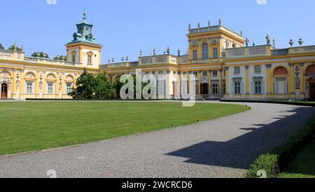 Schloss Wilanow, Ehrenhof, bemerkenswertes Beispiel barocker Architektur, Museum des Königs Johannes III., Ehrenhof, Warschau, Polen Stockfoto