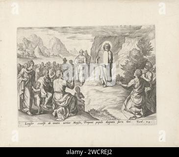 Moses mit den Tabellen des Gesetzes, Johann Sadeler (I), nach Chrispijn van den Broeck, 1579 Druck Moses zeigt die Steinspeise des Gesetzes an das jüdische Volk. Lichtstrahlen um seinen Kopf. Das Volk kniet für Moses. Der Druck hat eine lateinische Unterschrift und ist der vierte Druck einer sechsteiligen Serie über die Geschichte Moses und des jüdischen Volkes in der Wüste nach dem Exodus. Antwerpener Papiergravur Moses kommt mit den neuen Tafeln und wird von Aaron und den versammelten Menschen erwartet, die bemerken, dass „sein Gesicht scheint“ (Moses' Gesicht ist mit Lichtstrahlen oder Hörnern dargestellt) Stockfoto