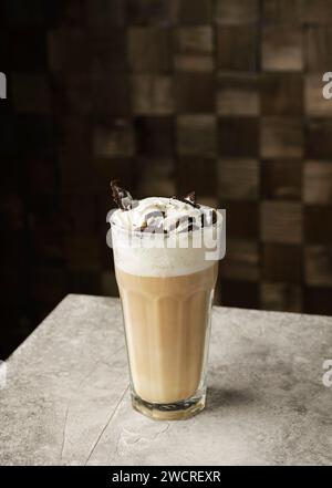 Milchshake mit oreo-Keksen im Restaurant Stockfoto