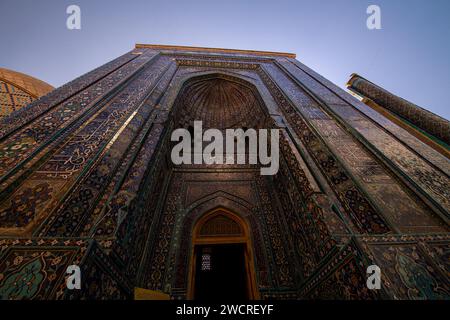 24. JUNI 2023, SAMARKAND, USBEKISTAN: Historischer Friedhof von Shahi Zinda mit seinen fein verzierten Mausoleen durch einen Bogen in Samarkand, Usbekistan Stockfoto