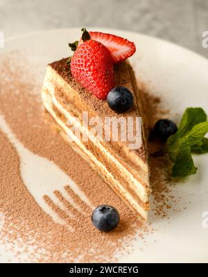 Tiramisu mit Erdbeeren und Heidelbeeren Stockfoto