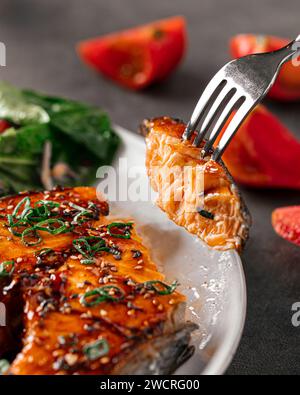 Gegrilltes Lachssteak mit Gemüse Stockfoto