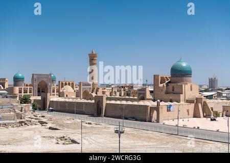 27. JUNI 2023: Panorama von Buchara, Usbekistan. Luftaufnahme von Kalan Minaret Emir und Alim Khan Madrasah von Po-i-Kalan (POI Kalan) - islamisch religiös Stockfoto