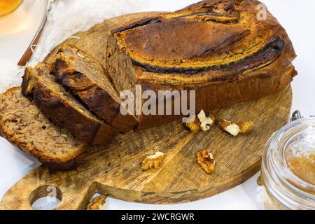 Hausgemachtes Bananenbrot auf verwundetem Schneidebrett. Stockfoto
