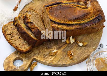 Hausgemachtes Bananenbrot auf verwundetem Schneidebrett. Stockfoto