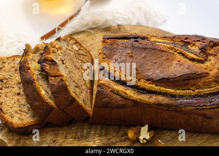 Hausgemachtes Bananenbrot auf verwundetem Schneidebrett. Stockfoto