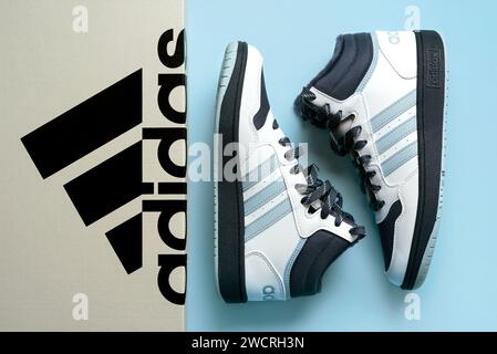 Adidas Sportschuhe Basketball Basketball Basketball 3,0 Mid Classic mit Packbox auf blauem Hintergrund Stockfoto