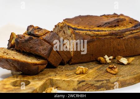 Hausgemachtes Bananenbrot auf verwundetem Schneidebrett. Stockfoto