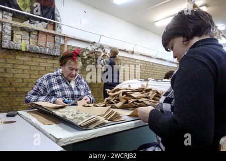 Nicht exklusiv: VYSHNEVE, UKRAINE - 15. JANUAR 2024 - Frauen werden bei der Arbeit im Freiwilligenzentrum des Camouflage-Bataillons gesehen, das Tarnnetze herstellt Stockfoto