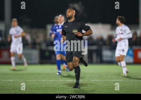 Eastleigh, Großbritannien. Januar 2024. Schiedsrichter Sam Allison in Aktion während des 3. Runde Replay Matches Eastleigh FC gegen Newport County FC Emirates FA Cup im Silverlake Stadium, Eastleigh, England, Großbritannien am 16. Januar 2024 Credit: Every Second Media/Alamy Live News Stockfoto