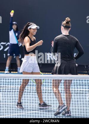 Melbourne, Australien. Januar 2024. Talia Gibson und Priscilla Hon (L) treten im ersten Rundenspiel der Frauen zwischen Wang Xiyu (China)/Linda Noskova (Tschechien) und der Australierin Talia Gibson/Priscilla Hon beim Australian Open Tennis Turnier in Melbourne (Australien) am 17. Januar 2024 an. Quelle: Hu Jingchen/Xinhua/Alamy Live News Stockfoto