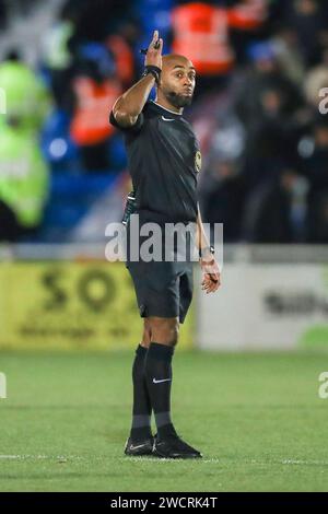 Eastleigh, Großbritannien. Januar 2024. Schiedsrichter Sam Allisong gibt während des 3. Runde Replay Matches Eastleigh FC gegen Newport County FC Emirates FA Cup im Silverlake Stadium, Eastleigh, England, Großbritannien am 16. Januar 2024 Guthaben: Every Second Media/Alamy Live News Stockfoto