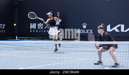 Melbourne, Australien. Januar 2024. Talia Gibson und Priscilla Hon (L) treten im ersten Rundenspiel der Frauen zwischen Wang Xiyu (China)/Linda Noskova (Tschechien) und der Australierin Talia Gibson/Priscilla Hon beim Australian Open Tennis Turnier in Melbourne (Australien) am 17. Januar 2024 an. Quelle: Hu Jingchen/Xinhua/Alamy Live News Stockfoto
