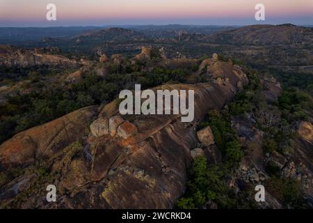 Ein Blick aus der Vogelperspektive auf die einzigartige Landschaft der Matobo-Hügel in Simbabwe. Stockfoto