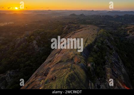 Ein Blick aus der Vogelperspektive auf die einzigartige Landschaft der Matobo-Hügel in Simbabwe. Stockfoto