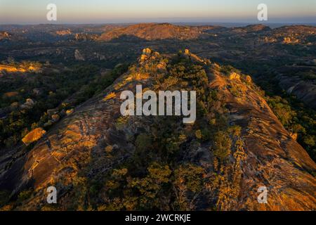 Ein Blick aus der Vogelperspektive auf die einzigartige Landschaft der Matobo-Hügel in Simbabwe. Stockfoto