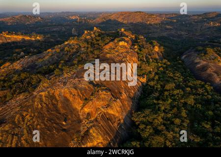 Ein Blick aus der Vogelperspektive auf die einzigartige Landschaft der Matobo-Hügel in Simbabwe. Stockfoto