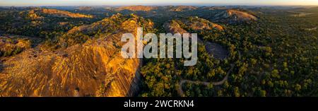 Ein Blick aus der Vogelperspektive auf die einzigartige Landschaft der Matobo-Hügel in Simbabwe. Stockfoto