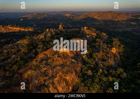 Ein Blick aus der Vogelperspektive auf die einzigartige Landschaft der Matobo-Hügel in Simbabwe. Stockfoto