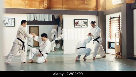 Studenten, Karate oder Leute, die im Dojo für Fitness, Kampfkunst oder Selbstverteidigung lernen. Demonstration, Workout oder Kung Fu Master Stockfoto