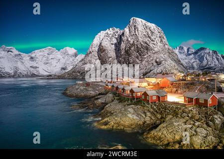 Ein Blick aus der Vogelperspektive auf die faszinierenden Nordlichter, die die norwegische Winterlandschaft beleuchten Stockfoto