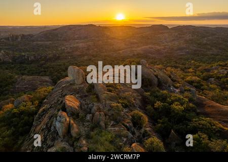 Ein Blick aus der Vogelperspektive auf die einzigartige Landschaft der Matobo-Hügel in Simbabwe. Stockfoto