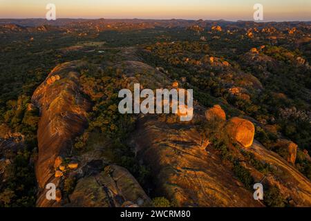 Ein Blick aus der Vogelperspektive auf die einzigartige Landschaft der Matobo-Hügel in Simbabwe. Stockfoto